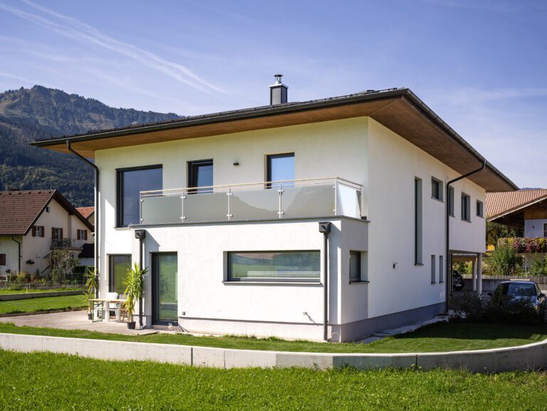 Ein modernes Einfamilienhaus vor einer Berglandschaft