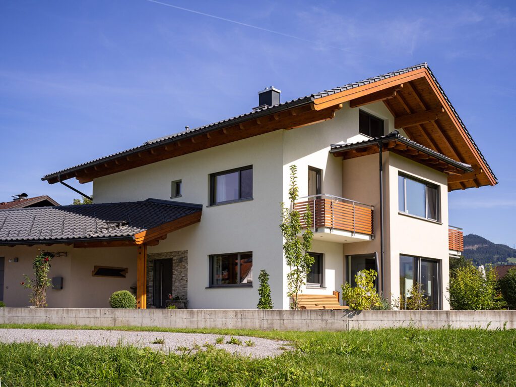 Modernes Einfamilienhaus mit Garten und Bergblick