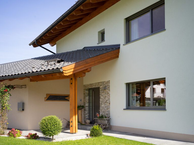 Modernes Einfamilienhaus mit gepflegtem Garten