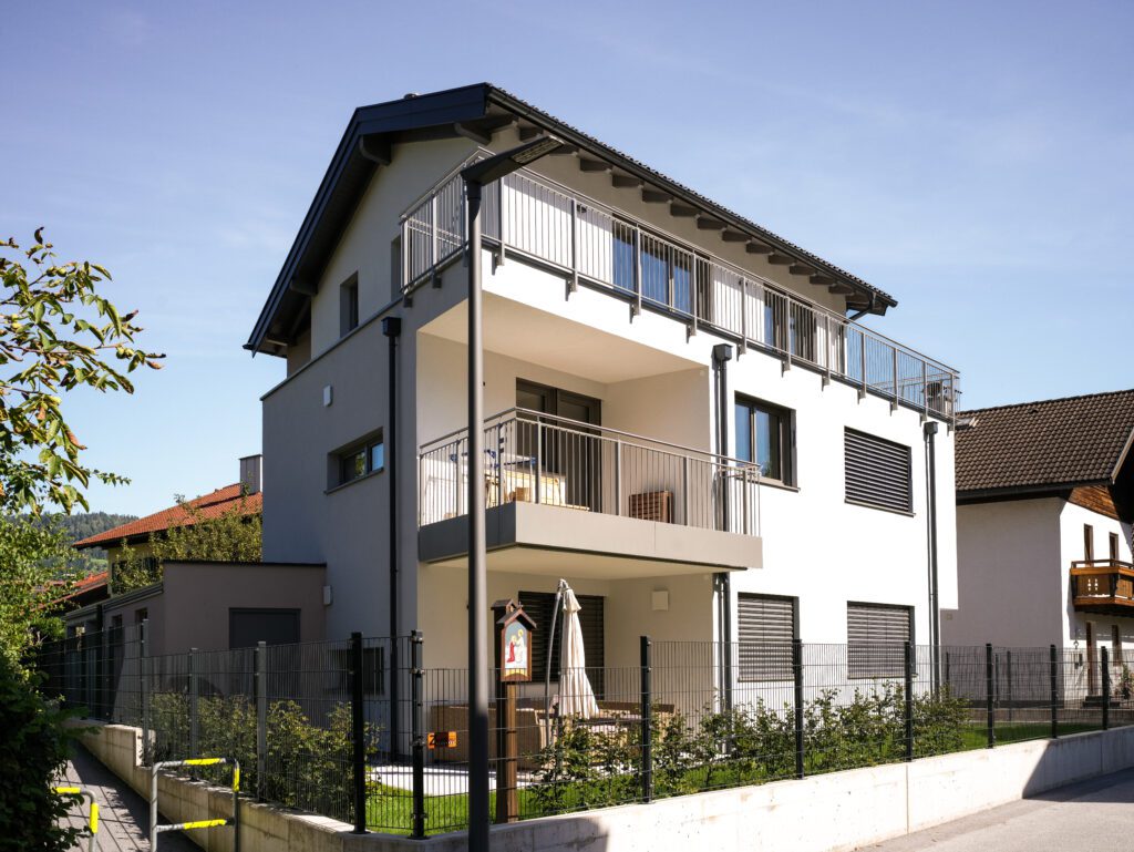 Moderne Einfamilienhausvilla mit Balkon