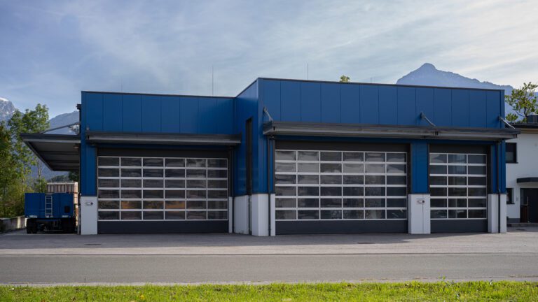 Moderne Feuerwache mit zwei geschlossenen Toren gegen einen Berg-Hintergrund