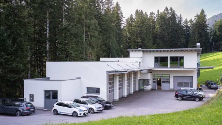 Modernes Gebäude in einer ländlichen Gegend mit Wald im Hintergrund