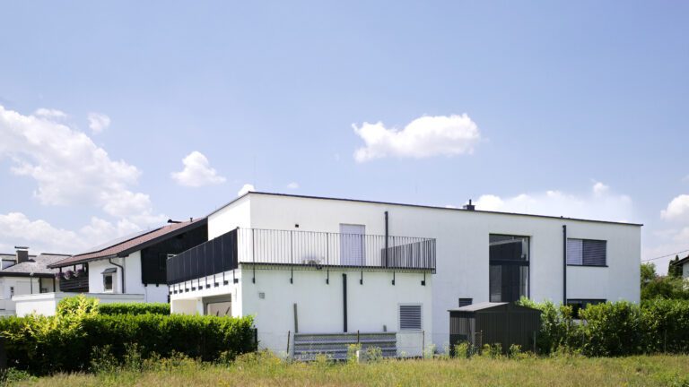 Moderne Architektur eines weißen Hauses mit flachem Dach unter blauem Himmel