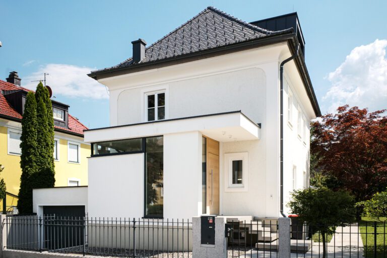 Ein modern renoviertes Einfamilienhaus mit traditionellem Dach