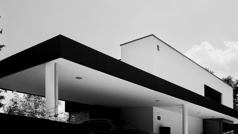 Moderne Architektur eines Hauses in Schwarzweiß