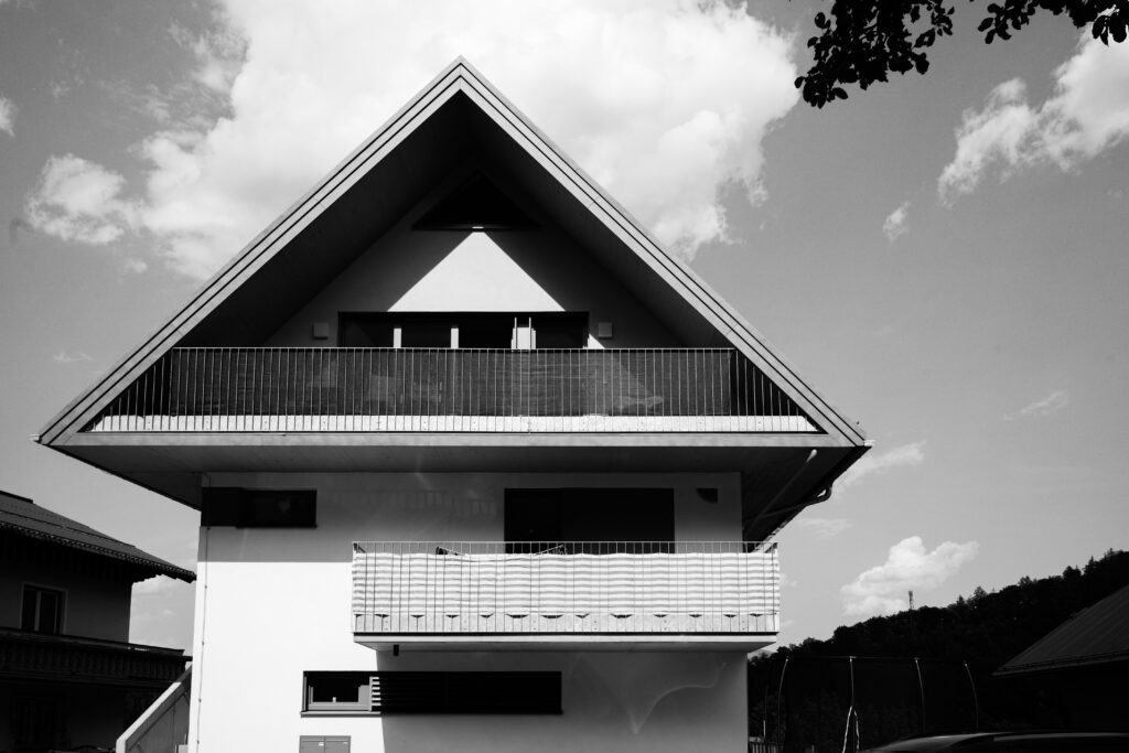Schwarz-weiß Foto eines modernen Gebäudes mit markanter Dachkonstruktion