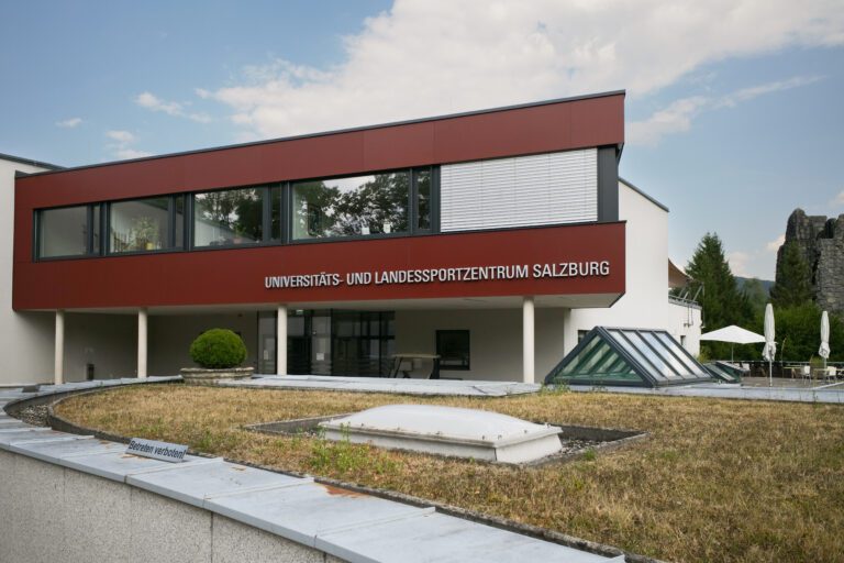 Das Universitäts- und Landessportzentrum Salzburg Gebäude bei Tageslicht