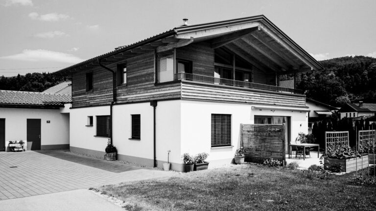 Schwarz-Weiß-Aufnahme eines modernen Hauses mit einem Garten