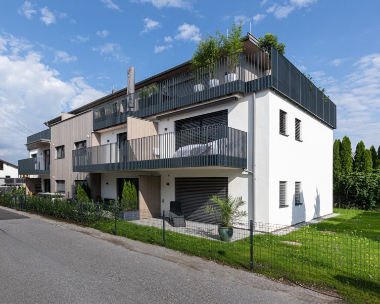 Modernes Mehrfamilienhaus mit Balkonen und Dachgarten