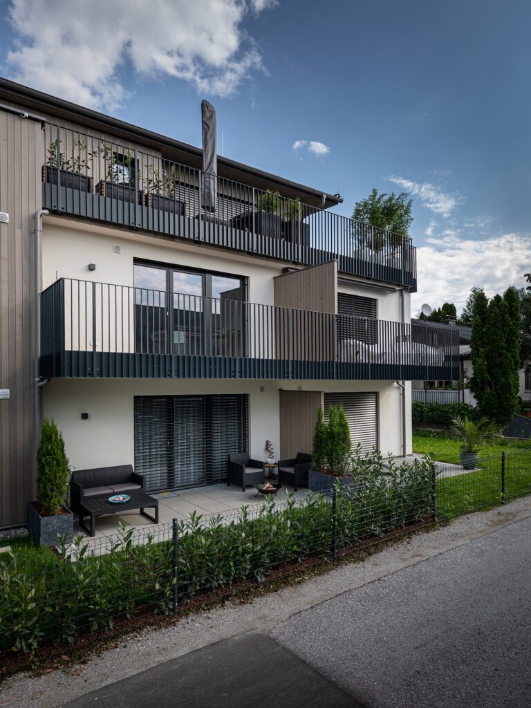 Ein modernes Mehrfamilienhaus mit Balkonen und einer Terrasse